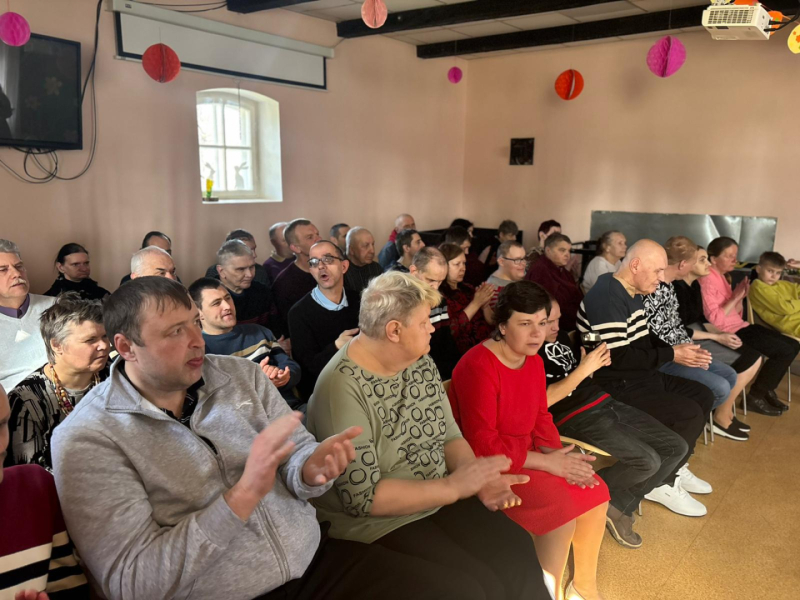 Skanīgs pavasara sveiciens “Aizvīķos” – ansambļa “Savs stils” koncerts priecē klientus