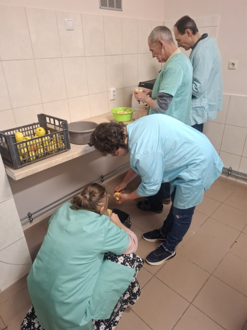 Rudens smarža un kopā būšanas prieks – ābolu plātsmaize “Aizvīķos”