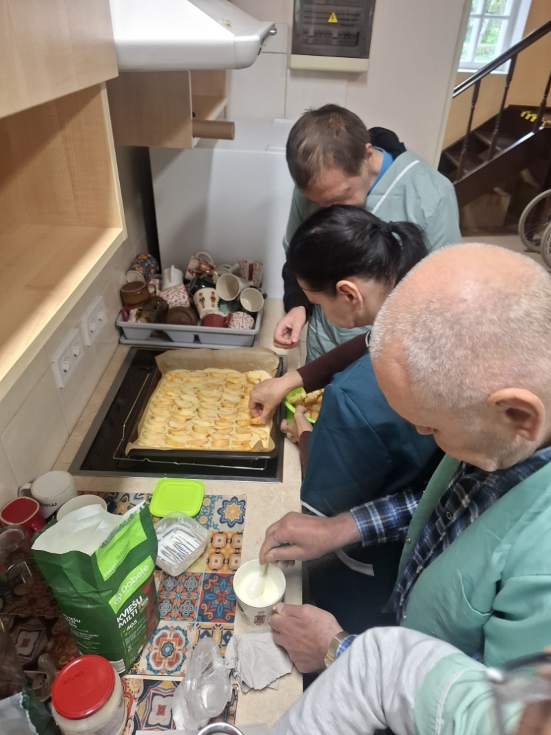 Rudens smarža un kopā būšanas prieks – ābolu plātsmaize “Aizvīķos”