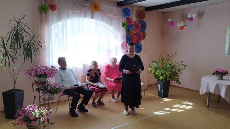 Mātes dienas sirsnība “Aizvīķos” – dzeja, dziesmas un ģimeniskas emocijas