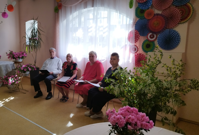 Mātes dienas sirsnība “Aizvīķos” – dzeja, dziesmas un ģimeniskas emocijas