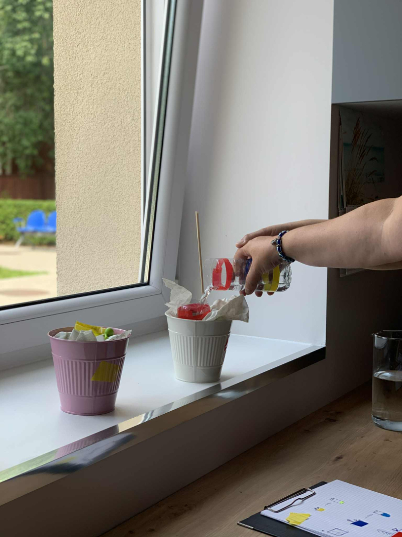 Notiek darbinieku apmācības sociālo prasmju laboratorijā