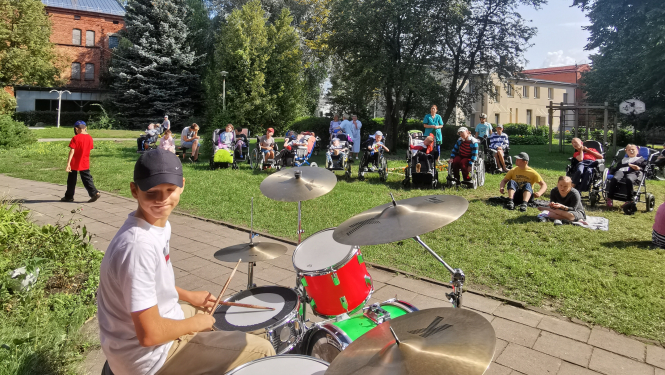 Bērni muzicē