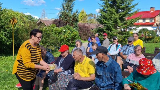 “Viss par bitēm un medu” – izzinošs un salds piedzīvojums filiālē “Dundaga”