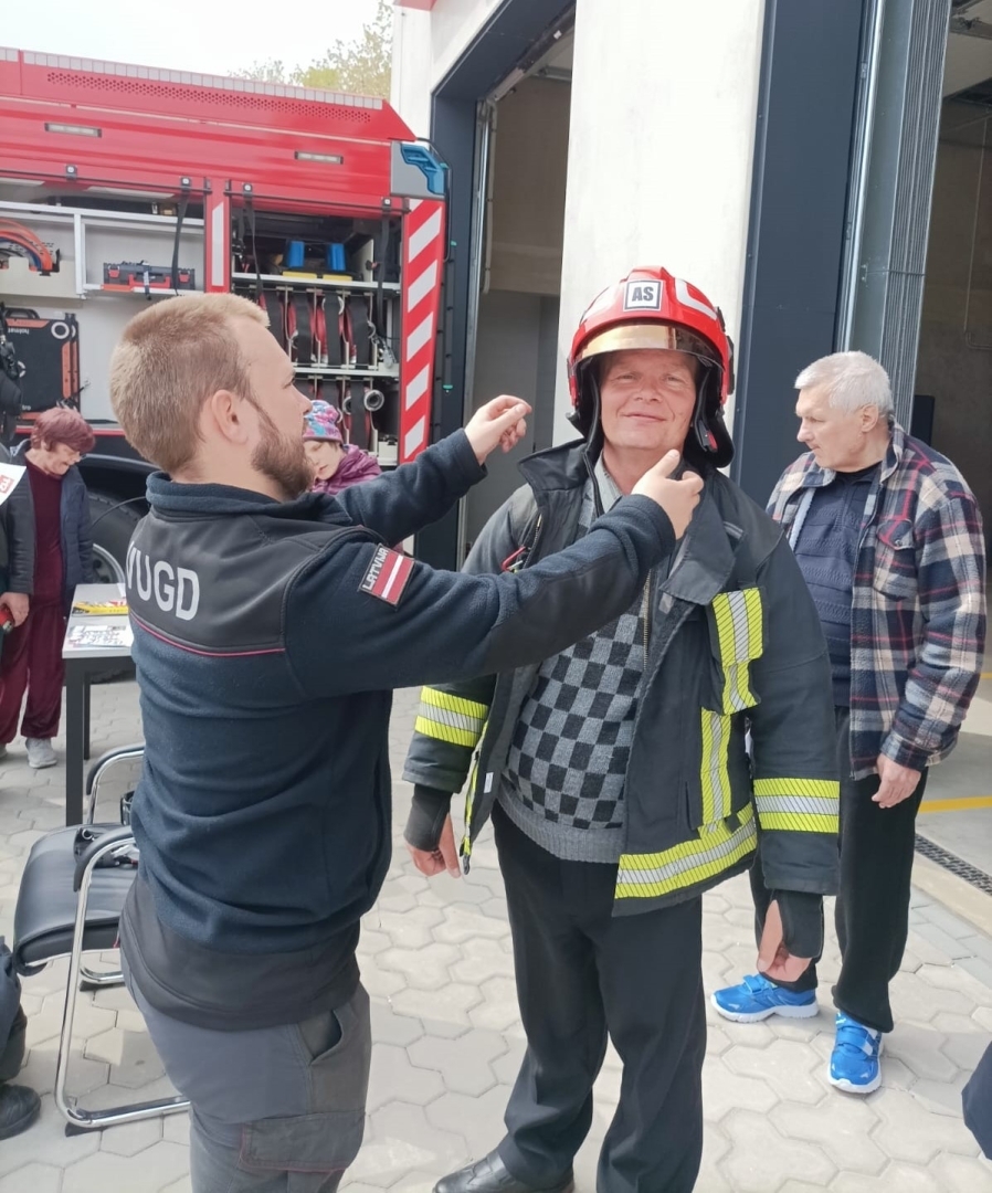Izzinoša un aizraujoša ciemošanās pie ugunsdzēsējiem-glābējiem Alsungā