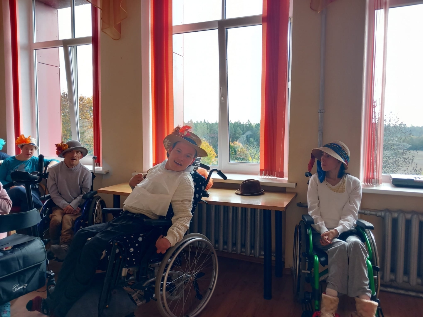 Krāsaino cepuru karnevāls “Veģos” – radošuma, prieka un smaidu diena