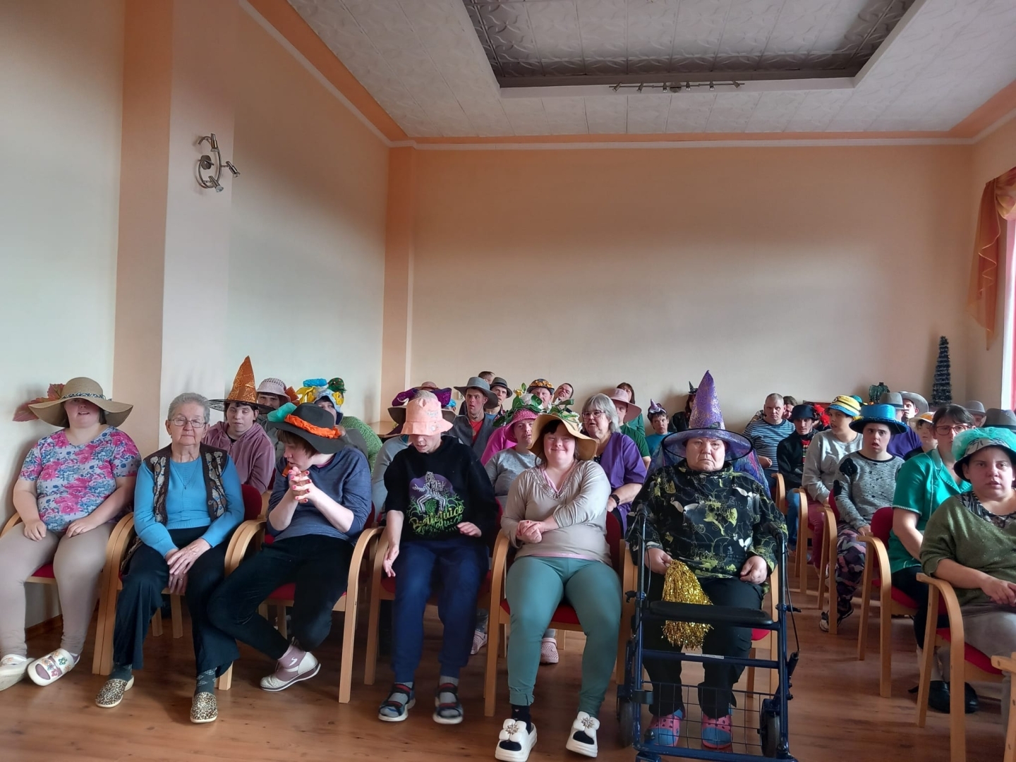 Krāsaino cepuru karnevāls “Veģos” – radošuma, prieka un smaidu diena