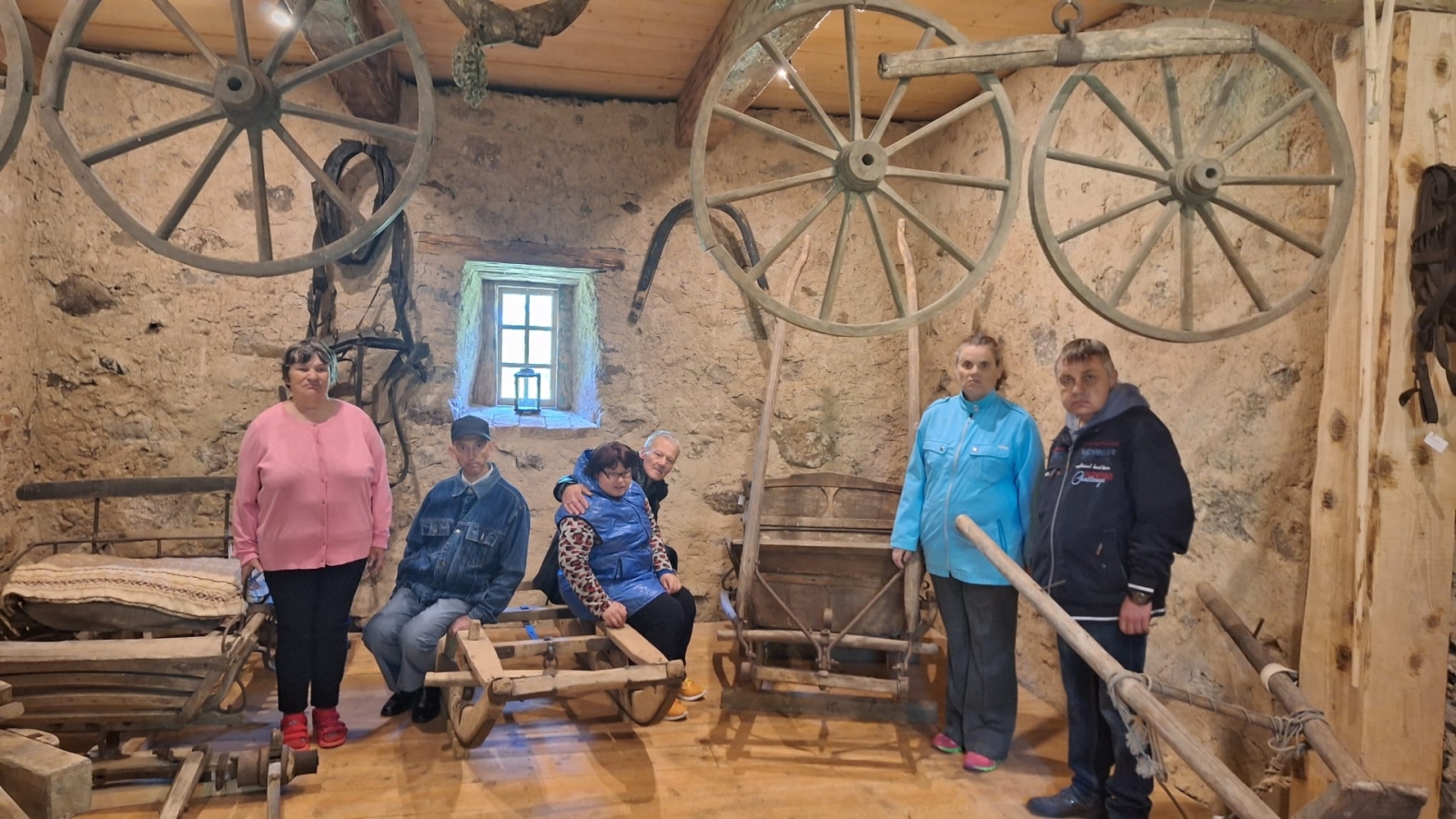 Filiāles “Dundaga” klienti iepazīst Kubalu skolas muzeju