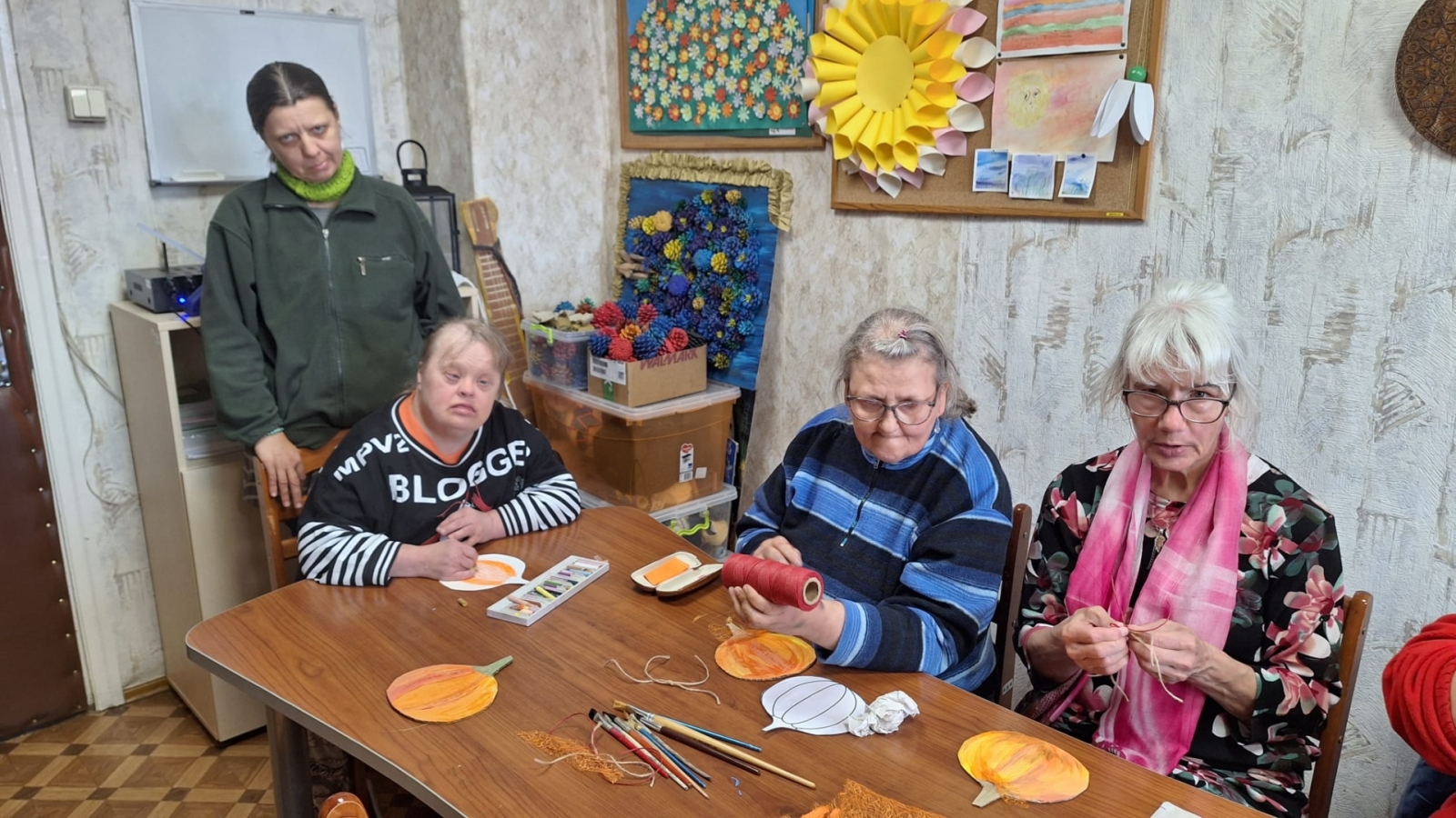 VSAC “Kurzeme” Dundagas filiālē radošajās darbnīcās tapuši rudenim atbilstoši dekoratīvi darbiņi.