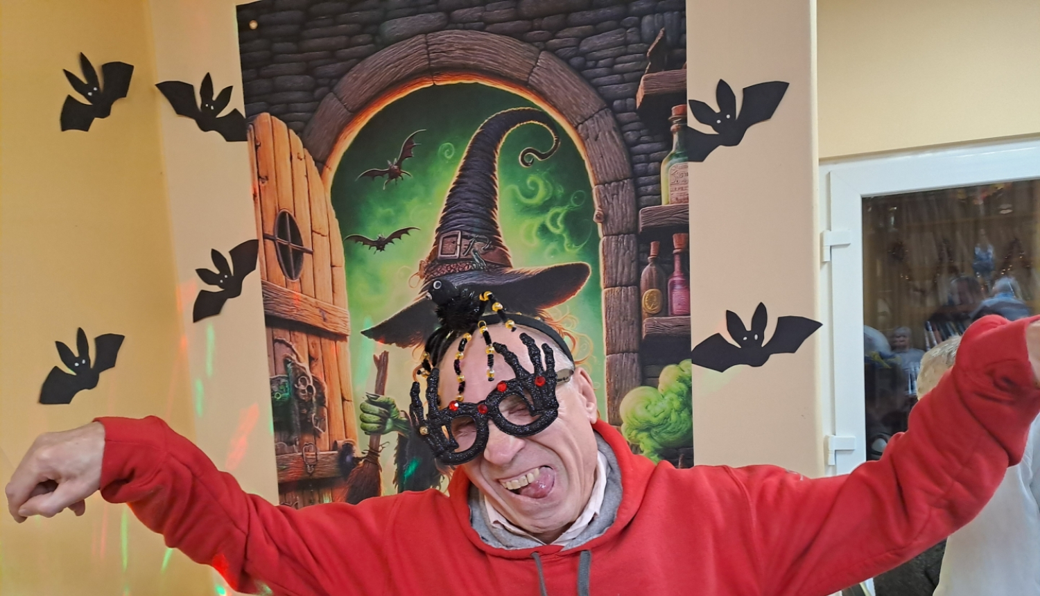 Puisis svin Helovīnus! Rokas izpletis kā sikspārnis, baida apkārtējos!