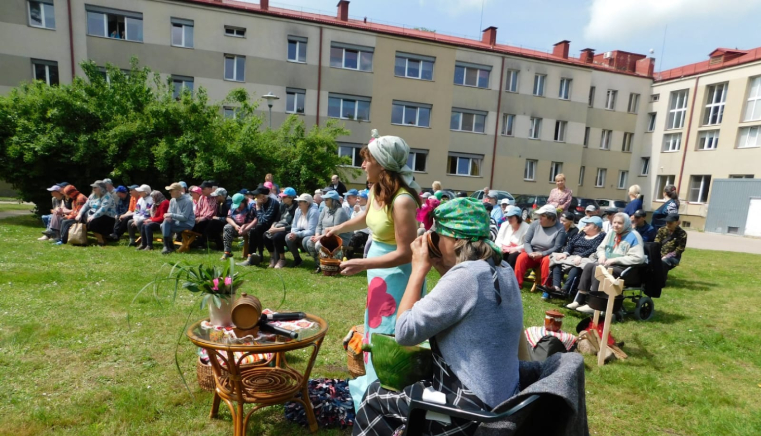 Filiālē “Iļģi” skanīgi ielīgo Jāņus.
