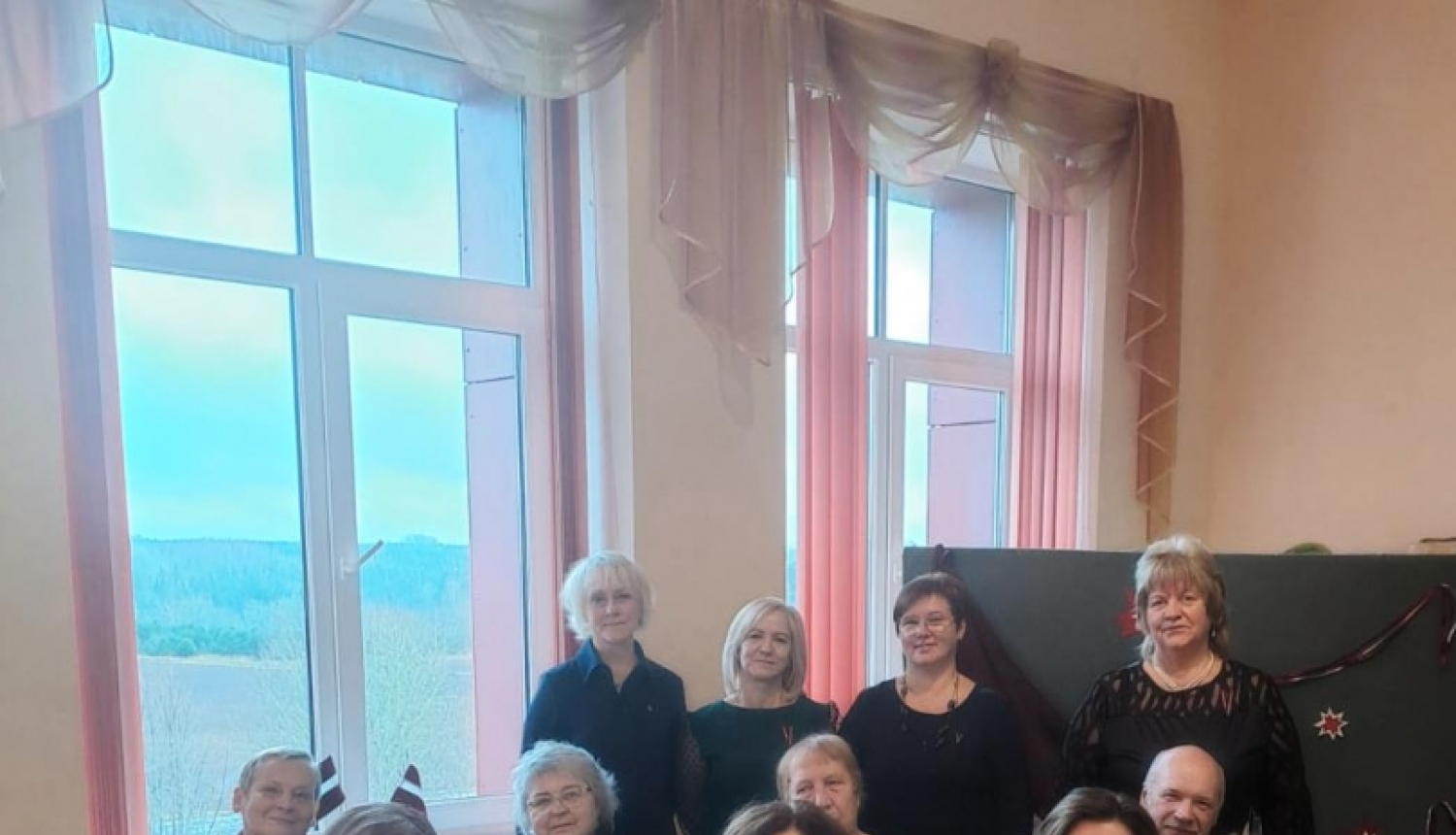 Darbinieku kopbilde ar ziediem