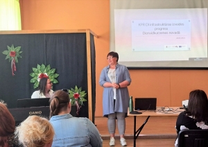 Dzeldā pārrunā projektā “Kurzeme visiem” paveikto un aplūko jaunizveidotos grupu dzīvokļus cilvēkiem ar garīga rakstura traucējumiem