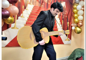 Popielas spožums Dundagā – no Turaidas roze līdz Elvis Presley un Intars Busulis “Bēbīšu maršam”