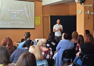 Dzeldā pārrunā projektā “Kurzeme visiem” paveikto un aplūko jaunizveidotos grupu dzīvokļus cilvēkiem ar garīga rakstura traucējumiem