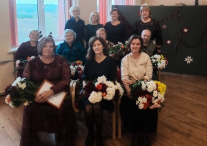 Darbinieku godināšanas pasākums Veģos, Darbinieki fotogrāfējās ar dāvātiem ziediem.