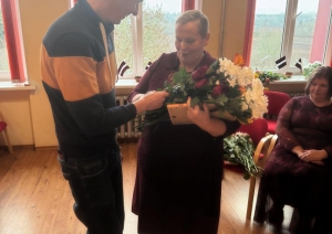 Darbinieku godināšanas pasākums Veģos. Kolēģi un draugi sveic kolēģi!