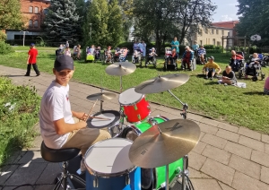Bērni muzicē