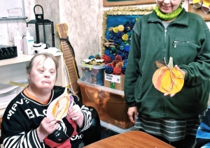 VSAC “Kurzeme” Dundagas filiālē radošajās darbnīcās tapuši rudenim atbilstoši dekoratīvi darbiņi.