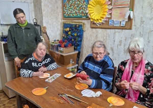 VSAC “Kurzeme” Dundagas filiālē radošajās darbnīcās tapuši rudenim atbilstoši dekoratīvi darbiņi.