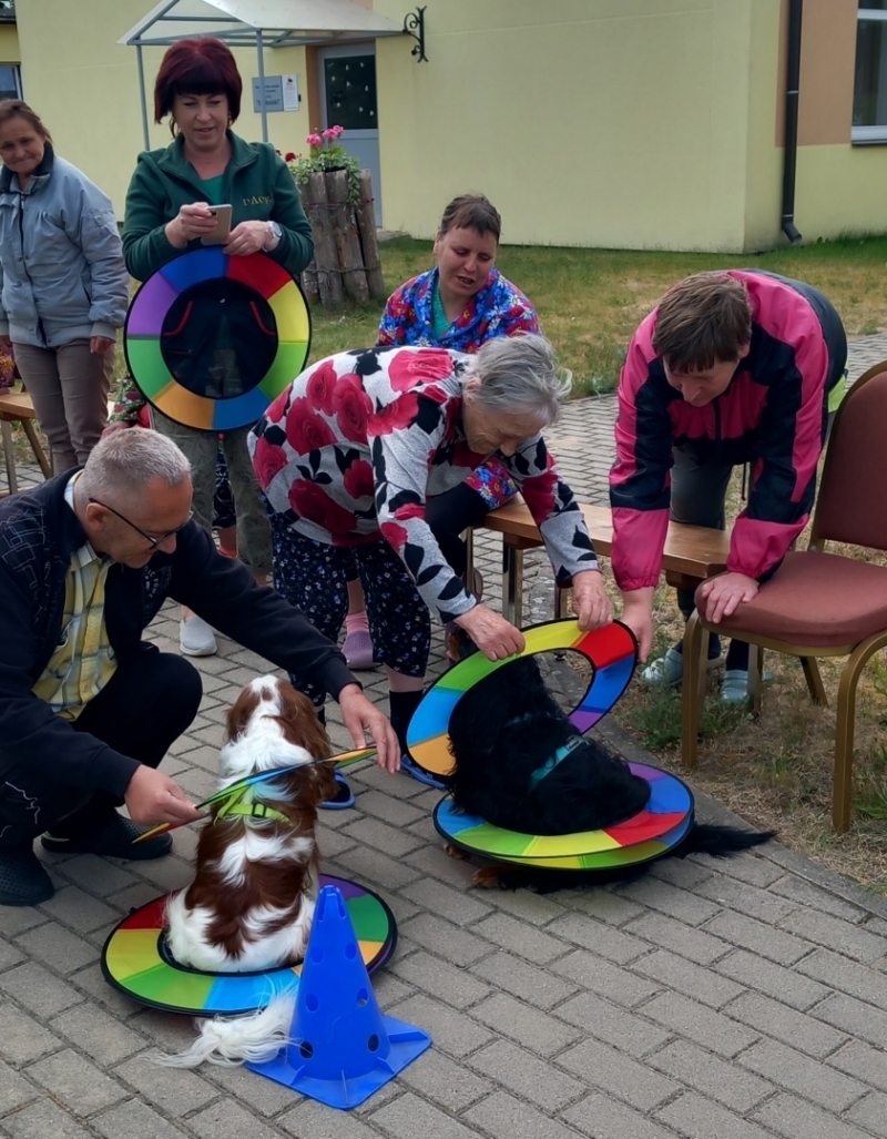 VSAC “Kurzeme” filiālē “Gudenieki” 1. jūnijā piedalījās Kanisterapijas nodarbībā