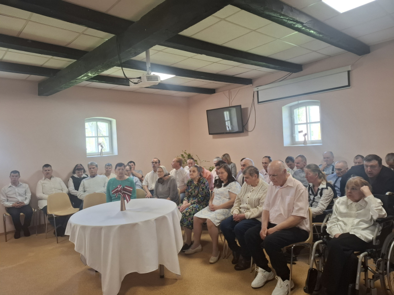 Baltā galdauta svētki “Aizvīķos” – kopības sajūta, tradīcijas un sirsnīgas dziesmas