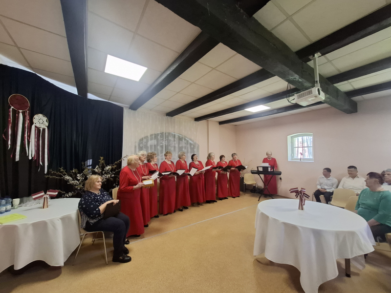 Baltā galdauta svētki “Aizvīķos” – kopības sajūta, tradīcijas un sirsnīgas dziesmas