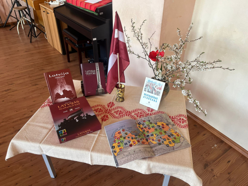 “Baltā galdauta stāsti” Veģos – patriotiskas noskaņas, dzeja un sirsnīgas dziesmas