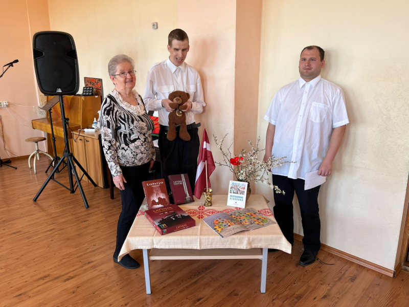 “Baltā galdauta stāsti” Veģos – patriotiskas noskaņas, dzeja un sirsnīgas dziesmas
