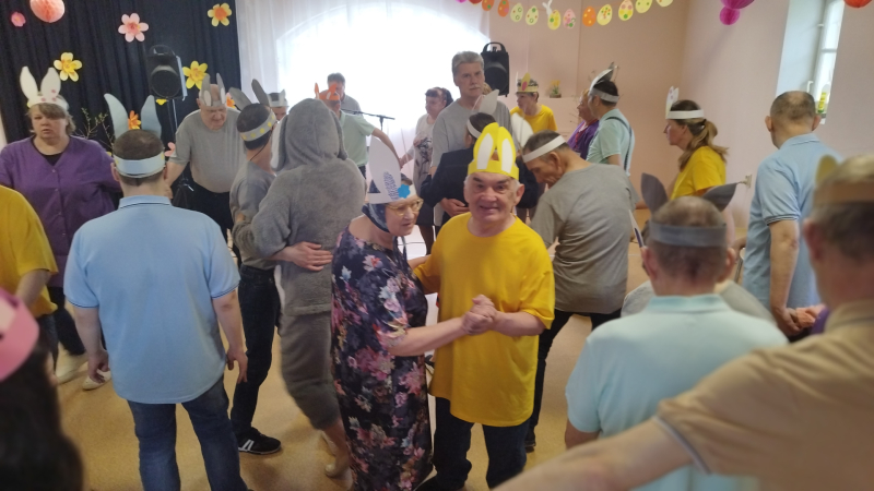 “Zaķu ballīte” Aizvīķos – dejas, dziesmas un pavasara prieks pēc Lieldienām