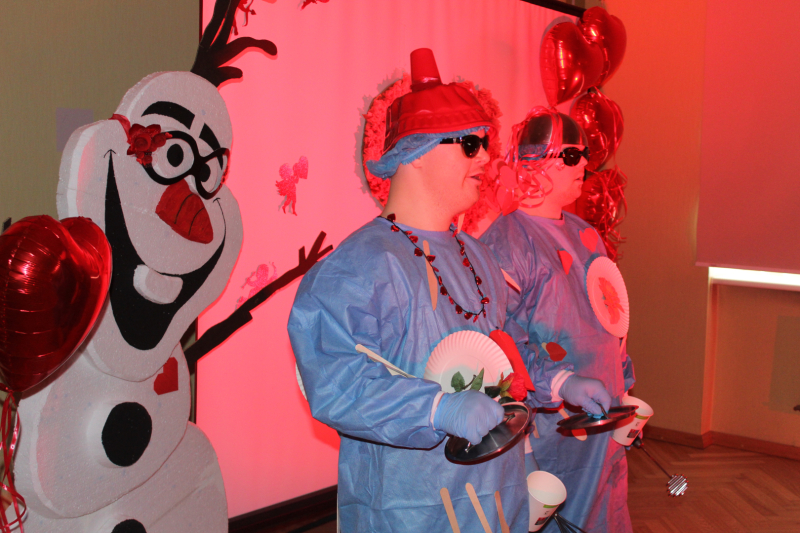 Ar varenu vērienu un ovācijām filiālē “Liepāja” norisinājās netradicionālā modes skate un popiela vienā šovā “Modes un Mīlas hits”.