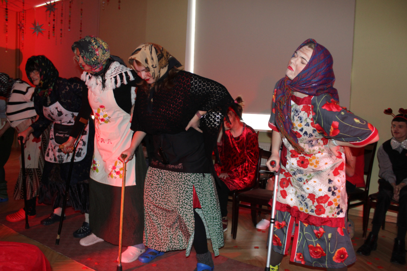 Ar varenu vērienu un ovācijām filiālē “Liepāja” norisinājās netradicionālā modes skate un popiela vienā šovā “Modes un Mīlas hits”.