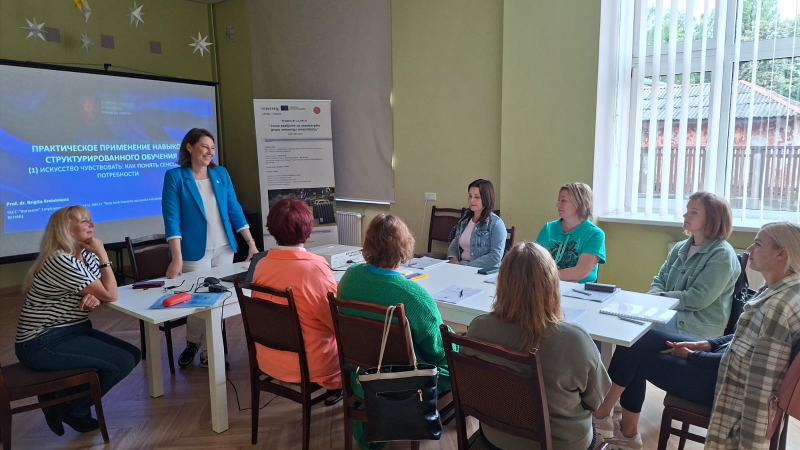 Notiek darbinieku apmācības sociālo prasmju laboratorijā