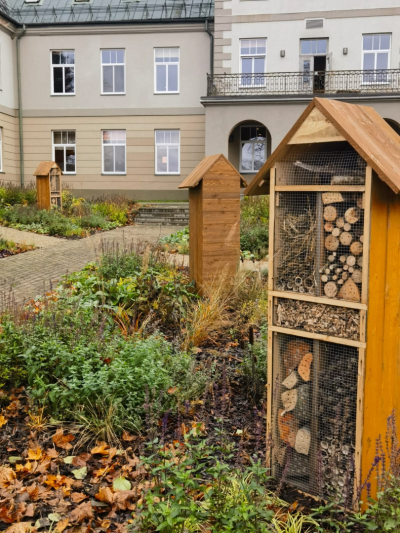 Valsts sociālā aprūpes centra „Kurzeme” filiālē “Liepāja” 2025.gada pavasarī svinīgi tika atklāta projekta LL-00121 "Jauns skatījums uz neaizsargāto grupu veiksmīgu rehabilitāciju "(INO-REHAB) ietvaros izveidotā un izremontētā sociālo prasmju laboratorija un aprīkotā ģimeniskai videi pietuvinātā mācību virtuve un mācību klase. Mācību virtuve aprīkota ar speciāliem ergonomiskiem traukiem un piederumiem, kā arī sadzīves tehniku un ergonomiskām mēbelēm, kas piemērotas cilvēkiem ar kustību traucējumiem.  Iestāj