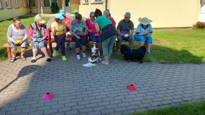 VSAC “Kurzeme” filiālē “Gudenieki” 1. jūnijā piedalījās Kanisterapijas nodarbībā