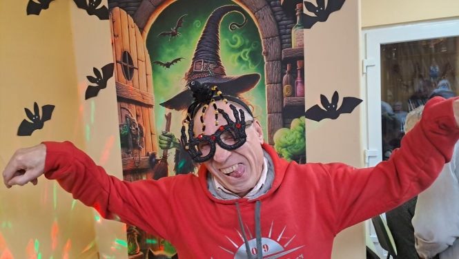Puisis svin Helovīnus! Rokas izpletis kā sikspārnis, baida apkārtējos!
