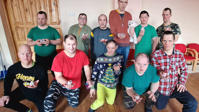 Gaisma, krāsas un kopā būšana Sveču dienā filiālē “Veģi”