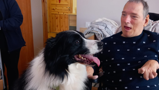 Četrkājainais prieka vēstnesis – kanisterapijas suns Basso viesojas filiālē “Veģi”