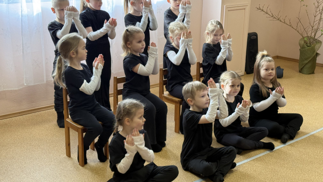 Sirsnīgs Lieldienu prieks “Aizvīķos” – bērnu priekšnesums ienes pavasara siltumu