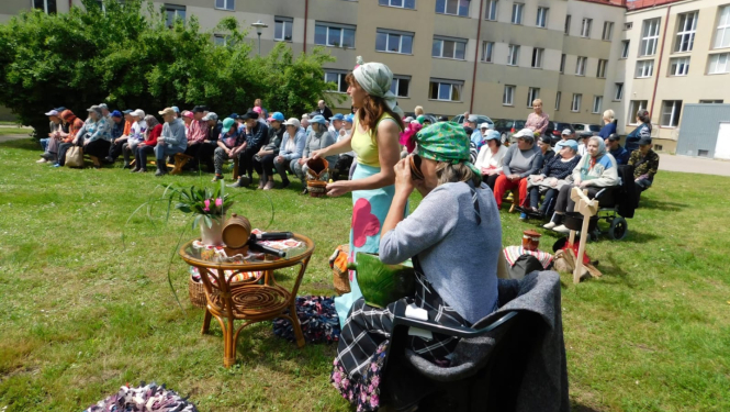 Filiālē “Iļģi” skanīgi ielīgo Jāņus.