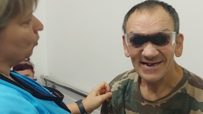 Vīrietis uzvilcis tumšas brilles, kas liek izjust kā jūtas neredzīgais