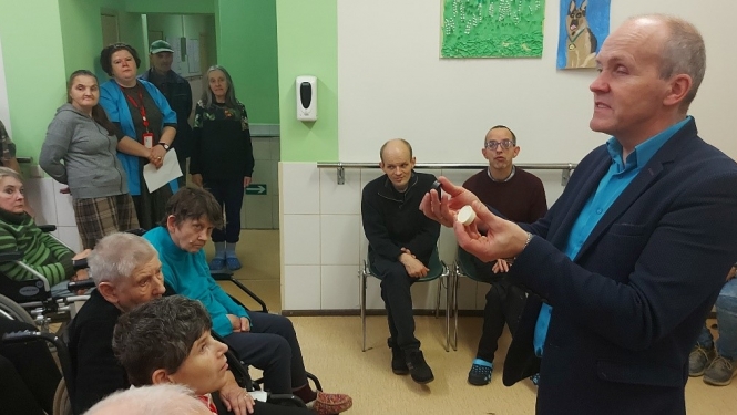 Vīrietis stāsta klientiem par neredzīgo sadzīvi