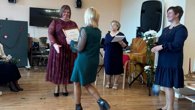 Darbinieku godināšanas pasākums Veģos. Kolēģi un draugi sveic kolēģi!