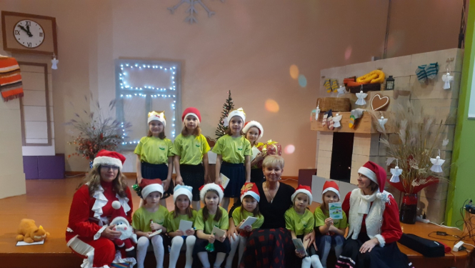 Ar gaišām domām gaidām Ziemassvētkus Ar sveču liesmām, piparkūkām izrotātus. Un sirdī sasildītas zvaigznes visiem dalām Šais dienās mīlestība nepaies nevienām mājām garām. VSAC Kurzeme filiālē “Iļģi” 12.decembra rītā ar sirdsmīļu koncertu viesojās Dienvidkurzemes novada Grobiņas PII “Pīpenīte” bērni kopā ar audzinātājām. Bērni bija ne tikai sagatavojuši koncertu ar kuru priecēt centra iemītnieku sirdis, bet kā dāvanu bija atveduši pašu veidotus Ziemassvētku apsveikumus un Eņģeļus, ar kuriem šogad dekorēsim 