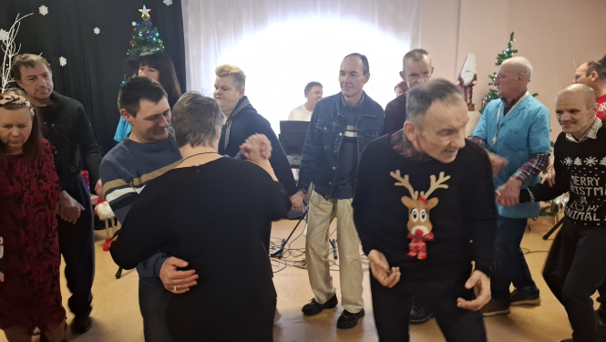 Ar dziesmām un dejām sagaidot Jauno gadu “Aizvīķos”