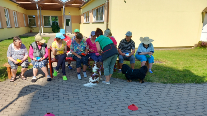 VSAC “Kurzeme” filiālē “Gudenieki” 1. jūnijā piedalījās Kanisterapijas nodarbībā