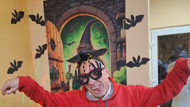 Puisis svin Helovīnus! Rokas izpletis kā sikspārnis, baida apkārtējos!