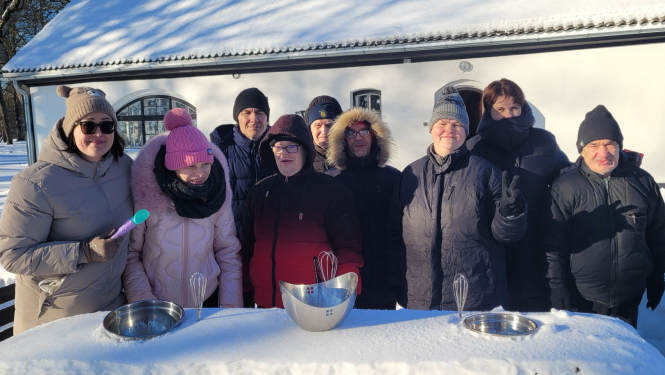 Ziema kļūst saldāka: VSAC “Kurzeme” filiālē “Aizvīķi” gatavoja saldējumu sniegā!