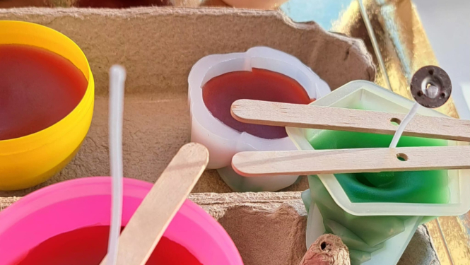 Gaisma, krāsas un kopā būšana Sveču dienā filiālē “Veģi”