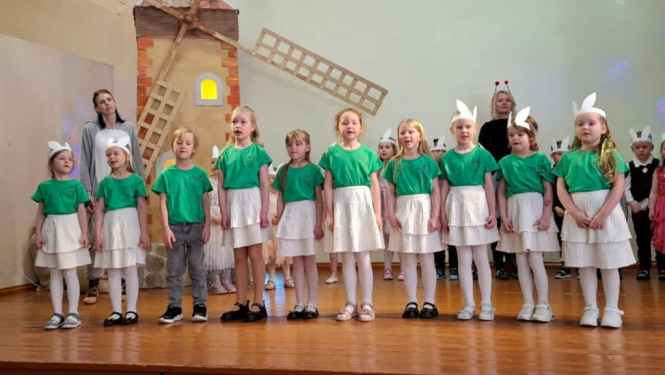 Filiālē “Iļģi” 8. aprīļa rītā, ar krāšņu koncertu viesojās  Durbes PII “Ābolītis” bērni